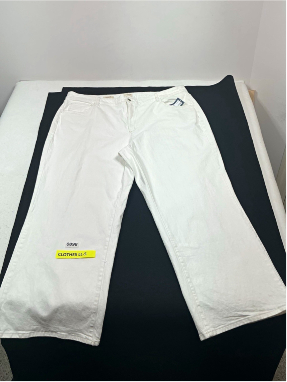 Woman’s Universal Thread High Rise Wide Leg White Stretch Jeans Size 26